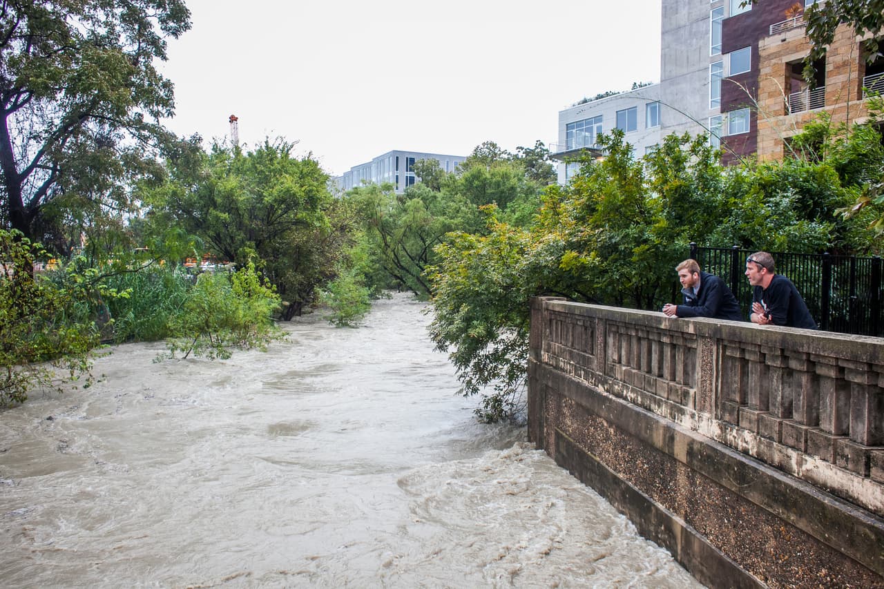 La llegada de fuertes tormentas al centro de Texas dejó cientos de calles de Austin cerradas.