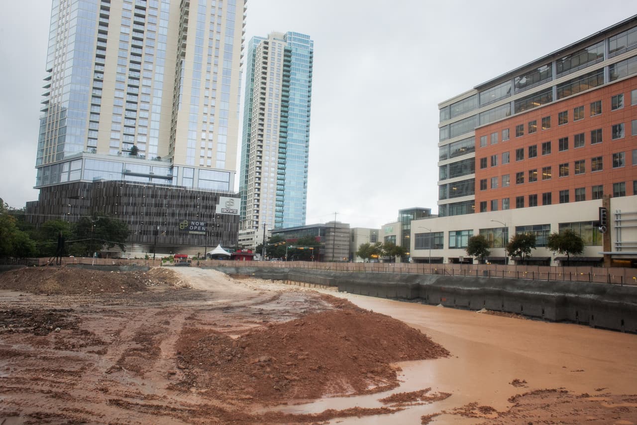 La llegada de fuertes tormentas al centro de Texas dejó cientos de calles de Austin cerradas.