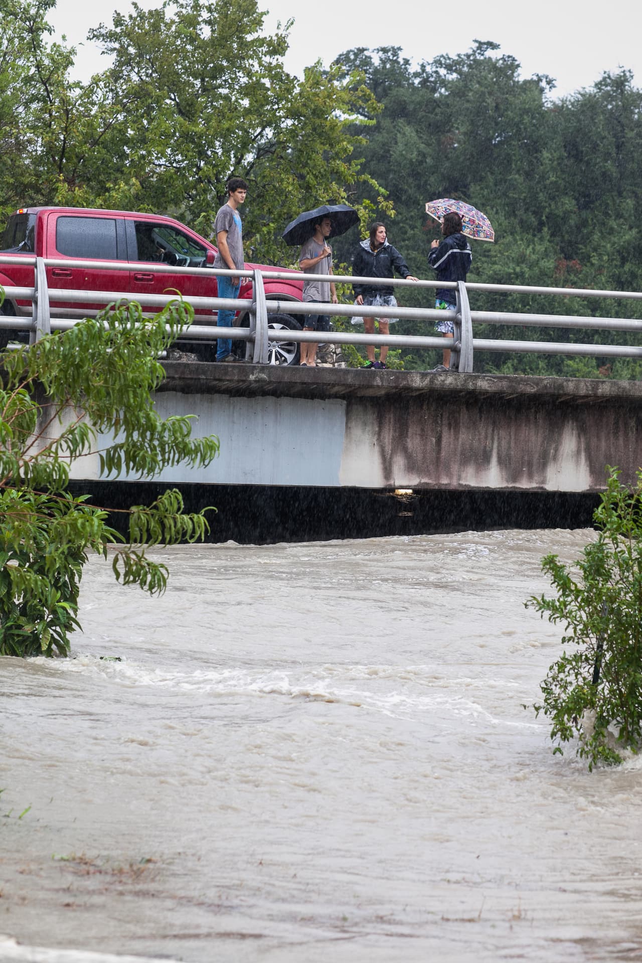 La llegada de fuertes tormentas al centro de Texas dejó cientos de calles de Austin cerradas.