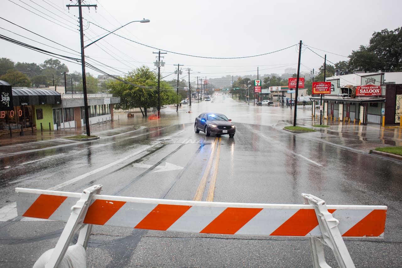 La llegada de fuertes tormentas al centro de Texas dejó cientos de calles de Austin cerradas.
