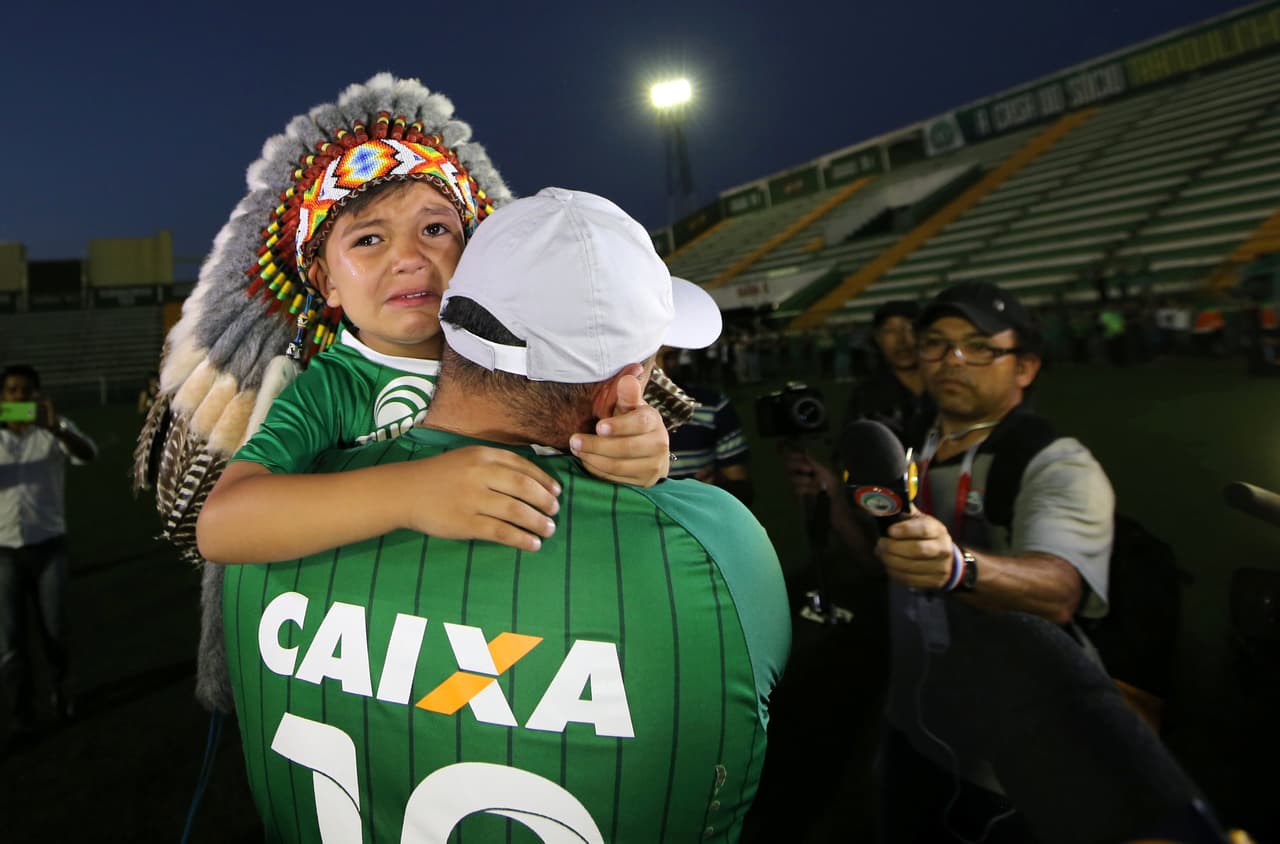 Cientos de hinchas vestidos con los colores verde y blanco del club se congregaron en el estadio Arena Condá para digerir juntos la trágica muerte de varios futbolistas que hace horas habían logrado la mayor hazaña de su historia: llegar a la final de la Copa Sudamericana tras vencer a pesos pesados como Independiente y San Lorenzo de Argentina. (Foto de Paulo Whitaker/Reuters)