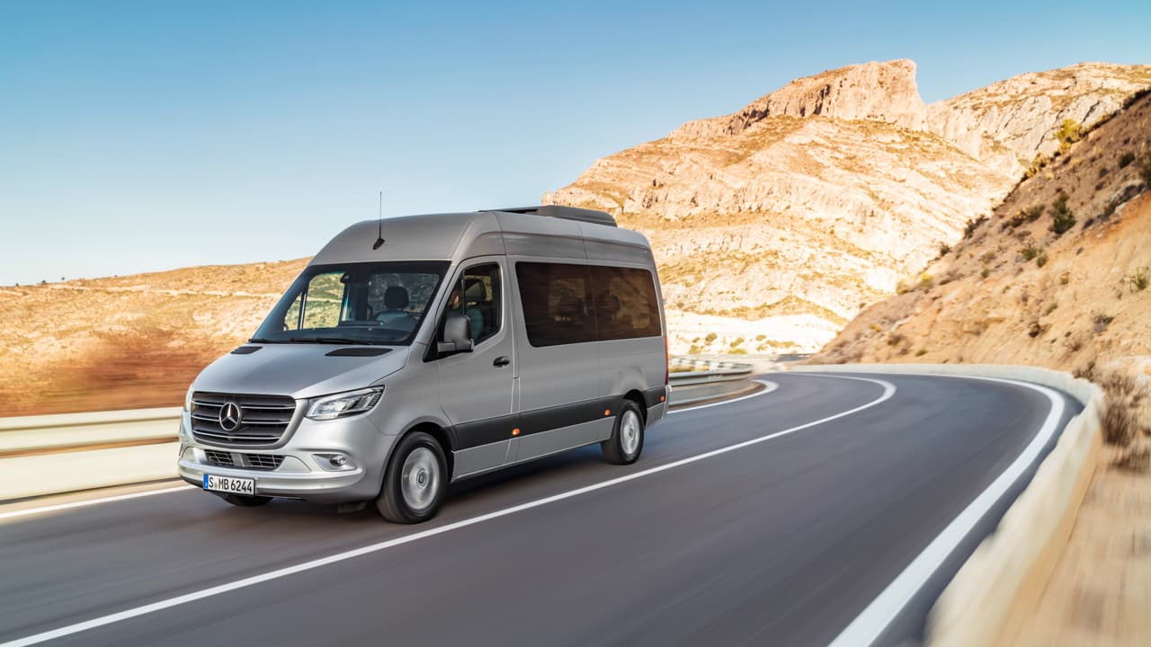 El menú de motorizaciones es generoso. En el lado de los motores diésel Mercedes-Benz incluyó dos plantas de poder. Se trata de un motor de 
<b>6 cilindros de 3.0 litros</b> de desplazamiento e inyección directa de riel-común que genera 
<b>190 caballos de fuerza y 324 lbs.-pie de torque</b> y un motor 
<b>4 cilindros de 2.1 litros</b> que ofrece tres opciones de generación de poder dependiendo de la configuración de que se trate, pero que en Estados Unidos generará 
<b>163 caballos de fuerza</b> y 
<b>265 lbs.-pie de torque</b>.