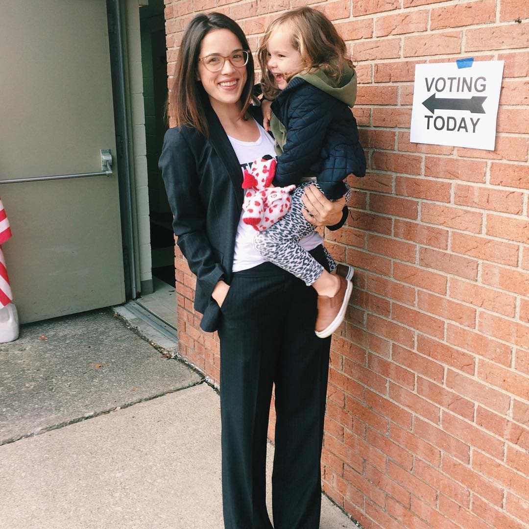 También ha sido frecuente ver a las mujeres acudir con sus hijas pequeñas a las urnas para compartir con ellas este momento, como ha sido el caso de la bloguera Becoming Jolie.