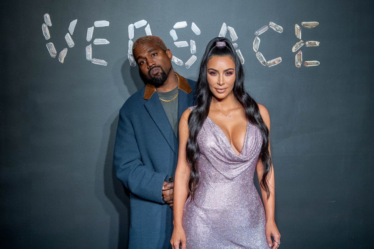 Kim Kardashian volvió a utilizar su cuenta de Twitter para defender públicamente a su esposo Kanye West.
<br>