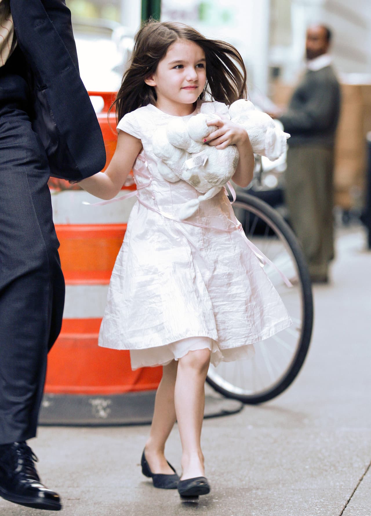 Aunque los años han pasado, esta princesita nunca suelta la mano de sus padres o su nana cuando sale a las calles.