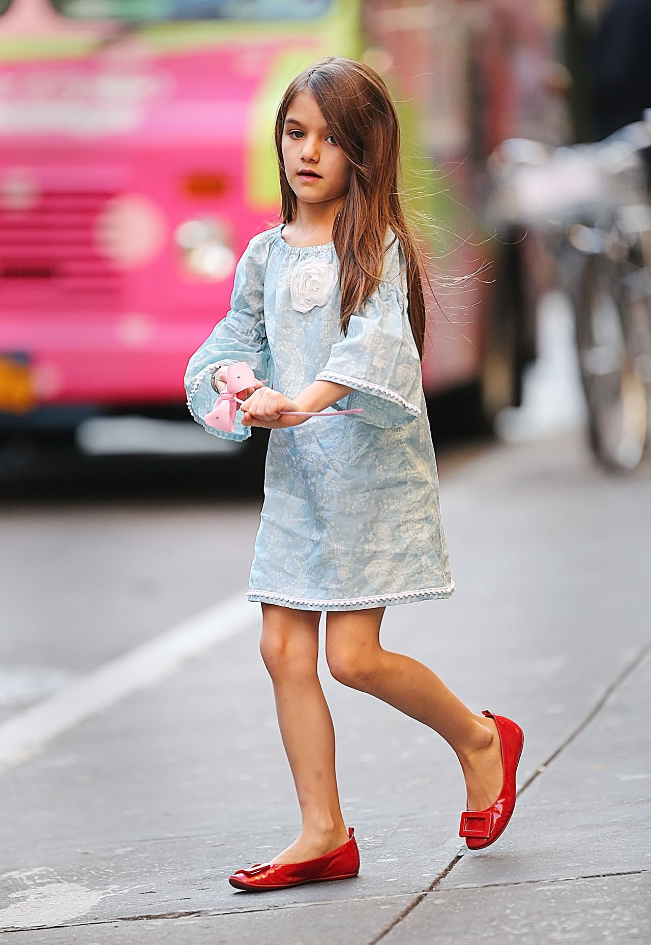 Su cabello ha crecido, y cada vez se parece más a Katie Holmes.