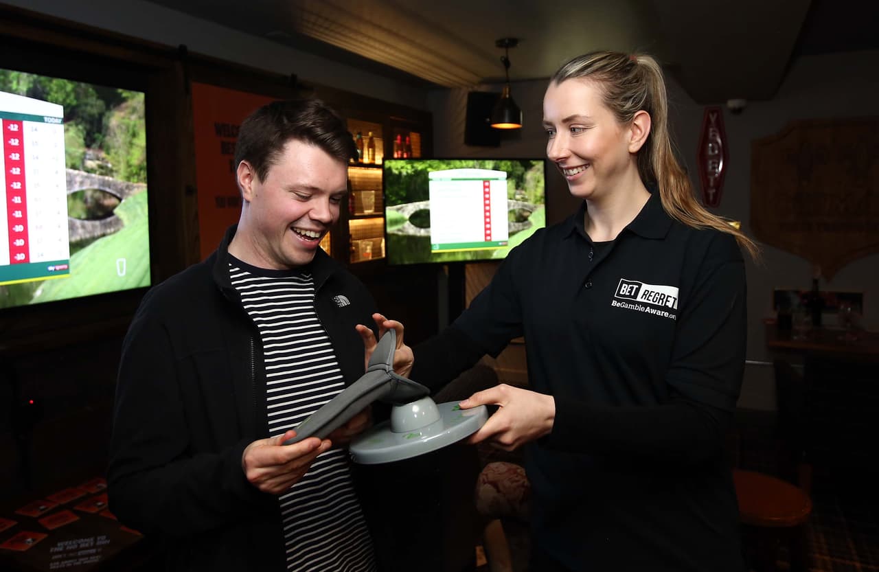 Patricia Frías, subdirectora de la preparatoria, asegura que quienes recibieron el programa de mejor manera fueron los profesores. “La verdad es que los maestros están súper contentos, porque se dieron cuenta que los estudiantes se pueden concentrar más, hay más diálogo y están más atentos en clase”, señaló.
<br>