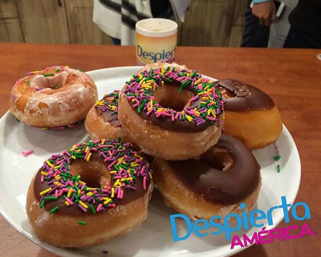 ¡Yom! Vero Bastos llegó a nuestra casita con estas deliciosas donas. (2 de marzo, 2016)