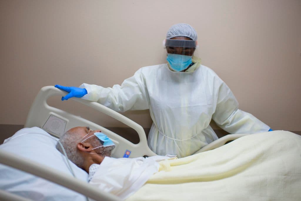 Un paciente de edad avanzada siendo atendido en la unidad de covid-19 en el Centro Médico United Memorial. A pesar de que Houston tiene una de las ciudades médicas más importantes del mundo, se encuentra en el condado Harris, el que tiene mayor número de casos positivos y fallecidos por covid-19 desde el inicio de la pandemia.