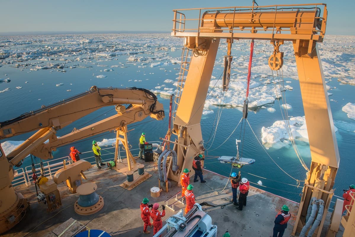El barco cuenta con 4,200 pies cuadrados de espacio para laboratorios científicos y puede operar en temperaturas tan bajas como -50 grados F.
