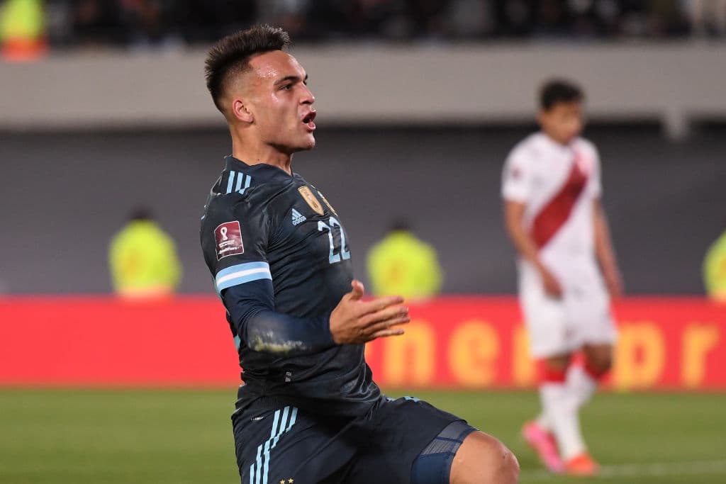 Lautaro Martínez saca un cabezazo al final del primer tiempo y le da la victoria 1-0 a Argentina sobre Perú.