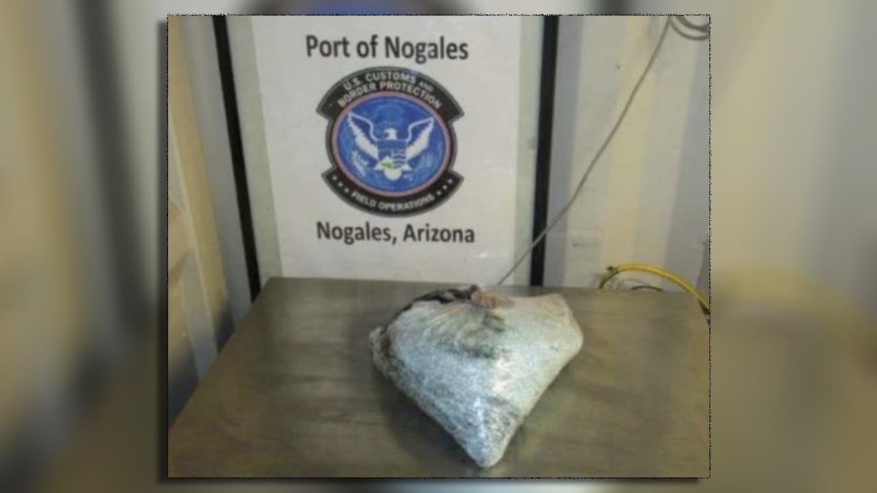 Una mujer intentó cruzar 35,000 pastillas de fentanilo escondidas en su vehículo.