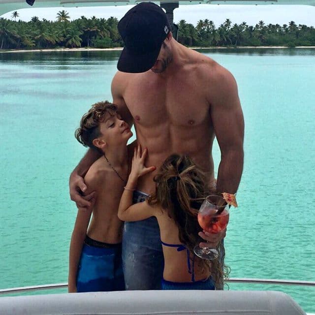 La diva no estaba sola, viajó con toda su familia.