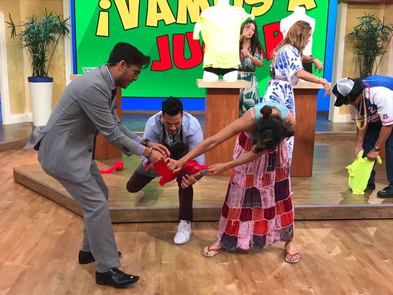 La cosa no estaba tan fácil, Rodolfo y el chef Jesús trataban de ayudar a Mela.