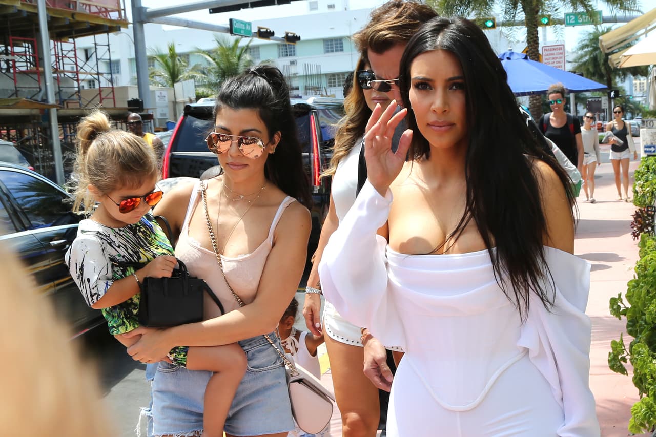 Pero fue Kim quien se robó la atención de los paparazzi.