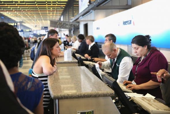 Un hombre que intentó incendiarse en el sótano del centro de control de tráfico aéreo en Aurora provocó la suspensión de operaciones en O'Hare y Midway. 