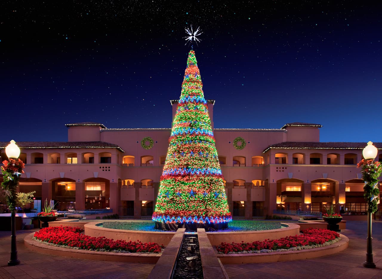 Cabe mencionar que no todas las actividades de este festival son gratuitas. Para información sobre costos, horarios, y detalles de las activadas que toman lugar en el Fairmont Scottsdale Princess, visite:
<a href="https://www.scottsdaleprincess.com/christmas-at-the-princess">https://www.scottsdaleprincess.com/christmas-at-the-princess</a> .