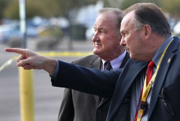 Clarence Dupnik, alguacil del Condado de Pima, es el encargado de la investigación sobre el ataque a la congresista. Habló acerca del joven Jared Loughner quien fue arrestado de inmediato en la escena del crimen: ‘Tiene una especie de pasado turbulento y no estamos convencidos de que actuó solo, ya tenía un pasado criminal y era inestable pero no loco’.