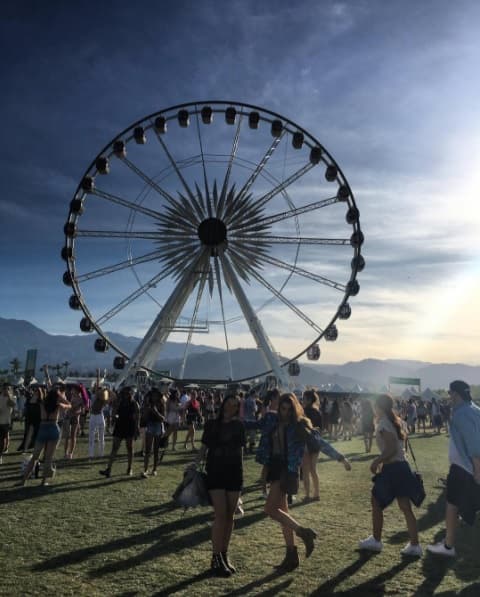 La insinuación de que presuntamente habría usado identificaciones falsas para entrar a bares y centros nocturnos generó polémica sobre cuánto tiempo lleva con esta práctica, que constituye un delito en EEUU. En esta imagen, vemos a Sofía Castro en el festival de Coachella.