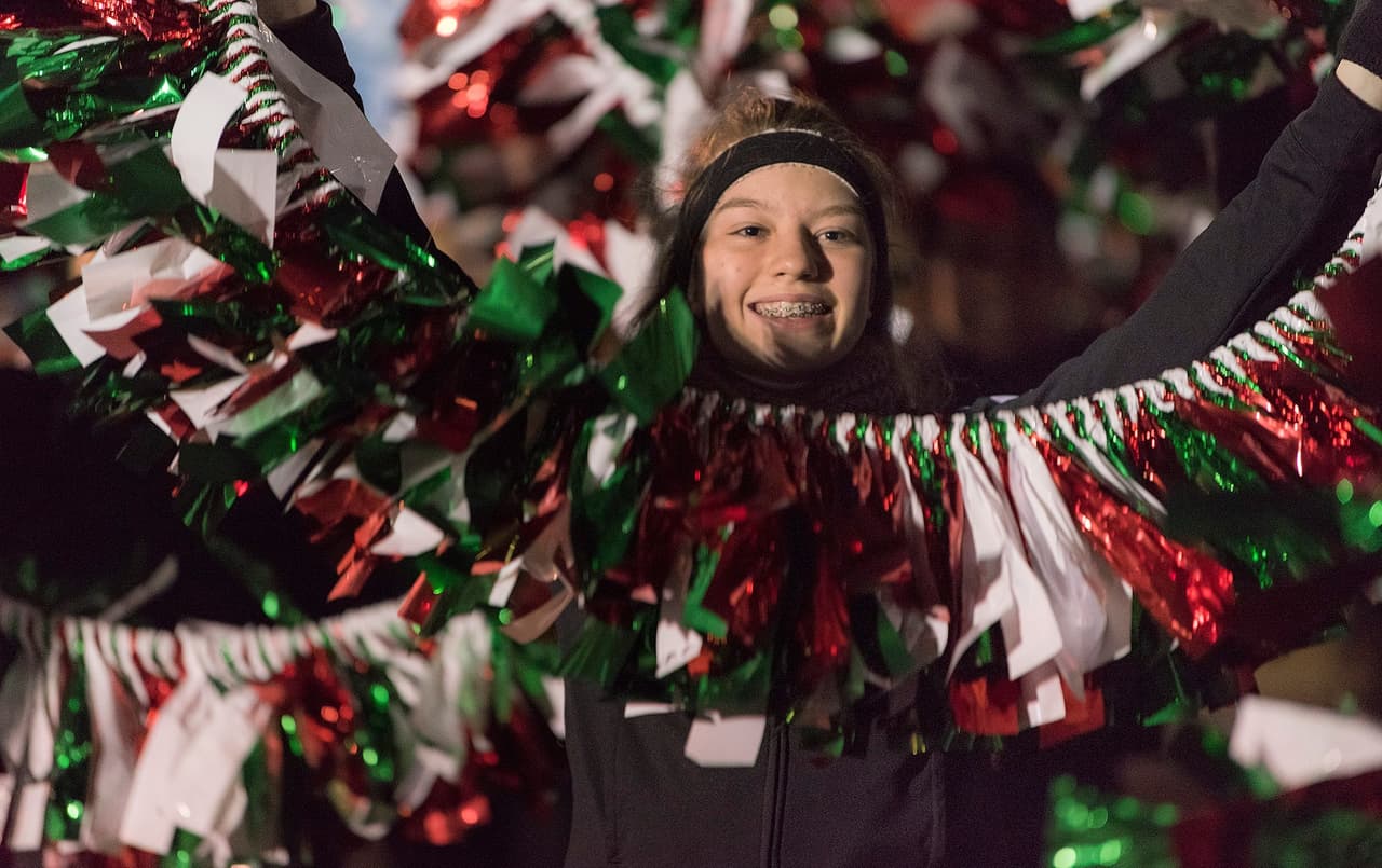 <b><a href="https://phillyholidayexperience.com/visit-philly-holiday-parade/" target="_blank">Visit Philadelphia Holiday Parade (4 de diciembre)</a></b>: El nuevo desfile navideño de Visit Philadelphia es el primer desfile de la ciudad que celebra todas las conmemoraciones de invierno, como Hanukkah, Navidad, Kwanzaa, Nochevieja, Año Nuevo y Año Nuevo chino. El evento de una hora presenta globos de aire frío, bandas de música, carrozas, bailarines y más.