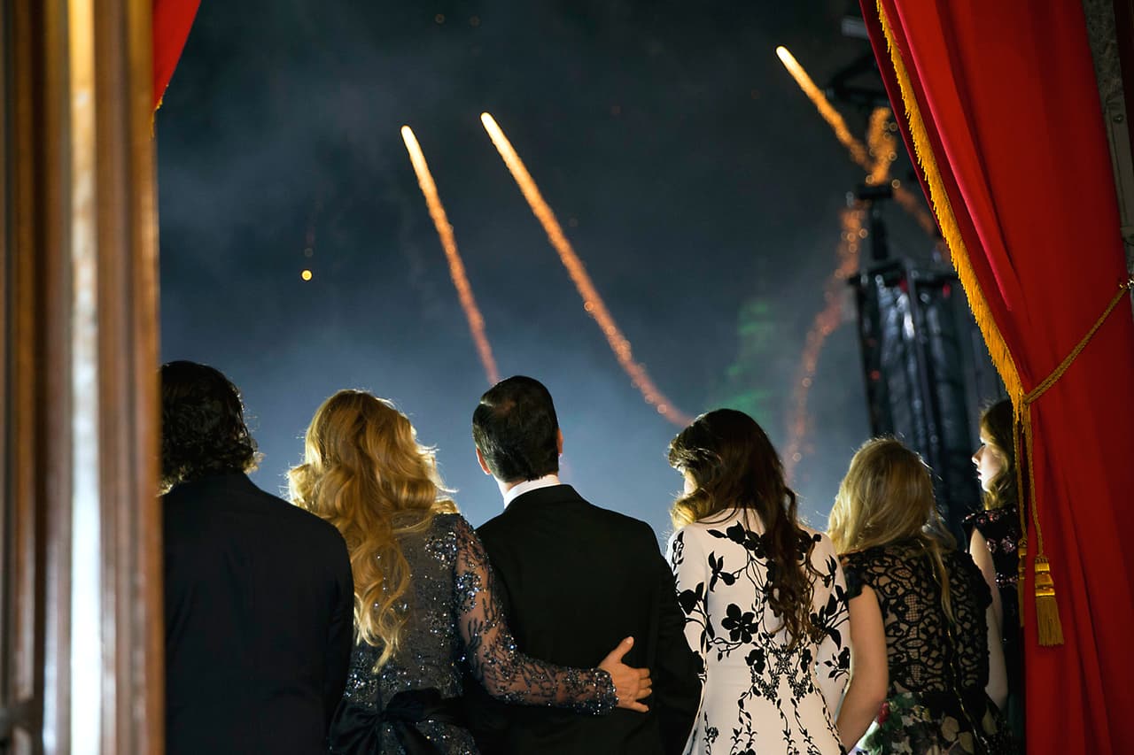 Mientras ellos disfrutaban de fuegos artificiales, apenas a unas cuadras una multitud que clamaba la renuncia de Peña Nieto no podía entrar a la plaza debido a fuerte presencia policiaca.