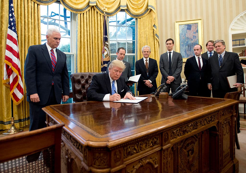 La imagen de Trump al firmar la acción ejecutiva contra el aborto