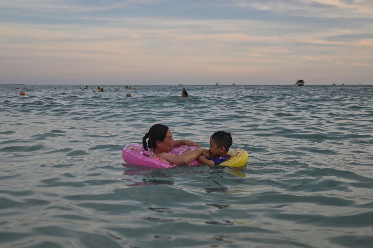 El Gobierno de China le ha dado crédito a ese enfoque de "covid cero" por mantener las tasas de hospitalización y muerte más bajas que en otros países que se han abierto en medio de altas tasas de vacunación y tratamientos más efectivos.
<br>