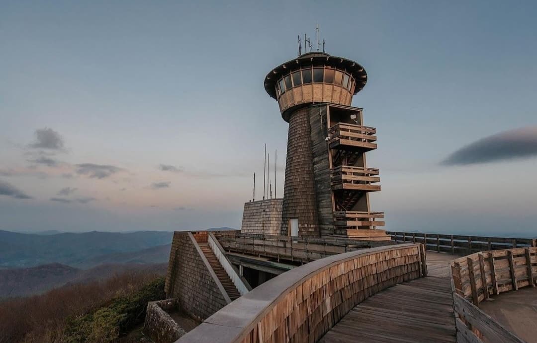 Hay que mencionar que cerca también encontrarás Brasstown Bald y si bien este es el punto natural más alto de Georgia y se puede llegar en automóvil o a pie, a inicios de enero cerró por la temporada y abrirá hasta la primavera 2023.