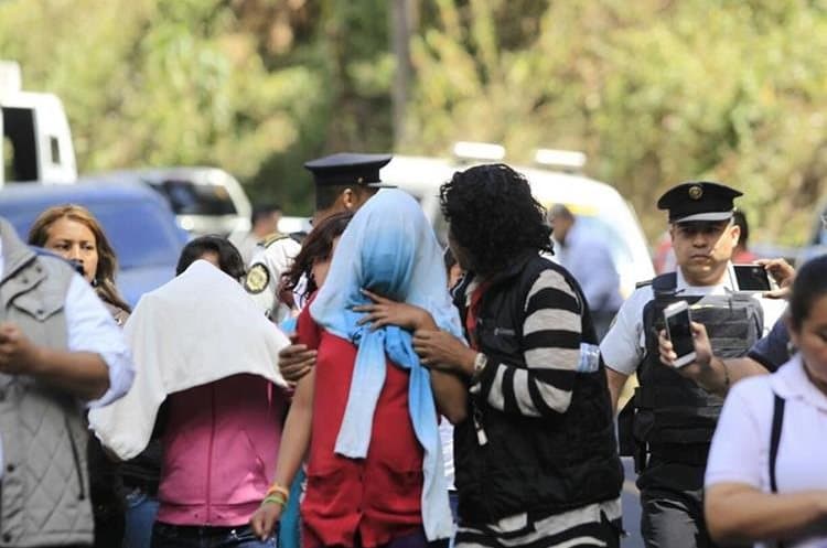 Las primeras versiones, apuntadas por el diario La Prensa Libre, sostienen que los internos comenzaron una revuelta para protestar contra el trato dado en el centro.