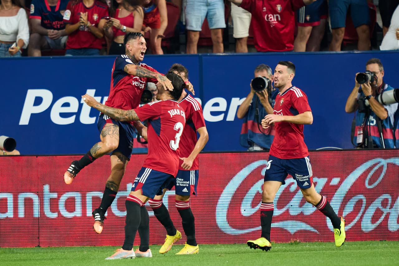 Con un 'Tecatito' Corona muy lúcido, el Sevilla no pudo en su visita al Osasuna que aprovechó un polémico penal para sellar el 2-1 con el que venció al equipo de Julen Lopetegui en El Sadar.