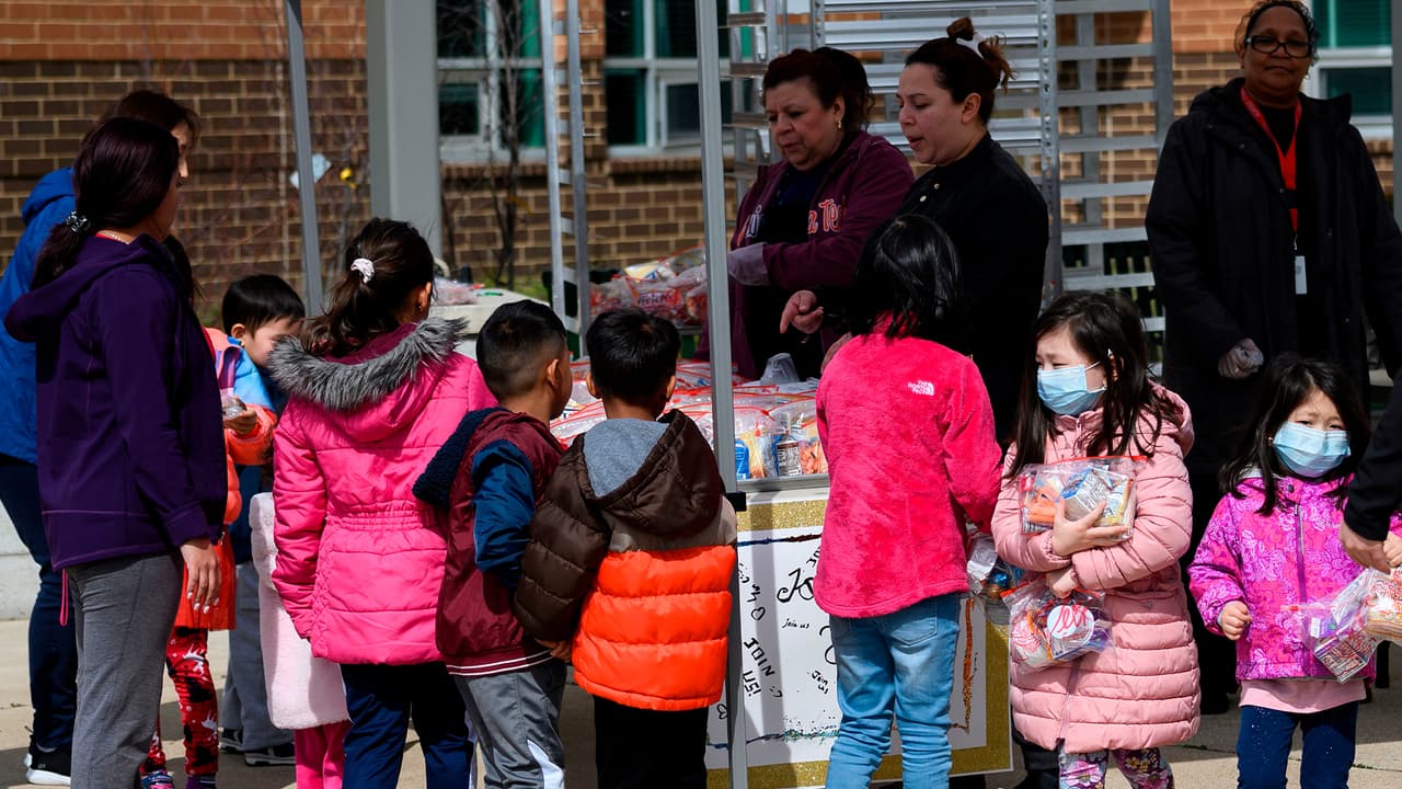 Dicho 
<a href="https://www.univision.com/local/los-angeles-kmex/cheque-estimulo-joe-biden-california-1">crédito de $3,600 por hijo menor de 6 años, y $3,000 por cada hijo menores de 18 años,</a> se entregará en pagos periódicos en lugar de incluir reembolsos solo en la época de impuestos.