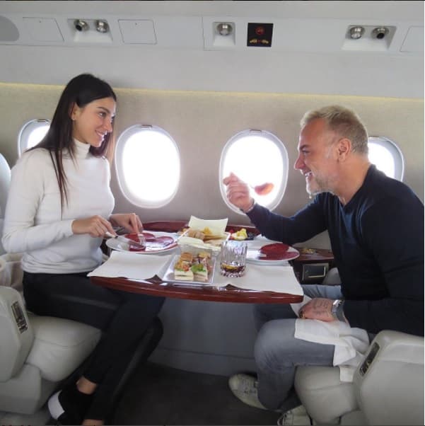 Gianluca y Giorgia disfrutan viajar, a veces lo hacen en el avión privado y otras en helicóptero.
