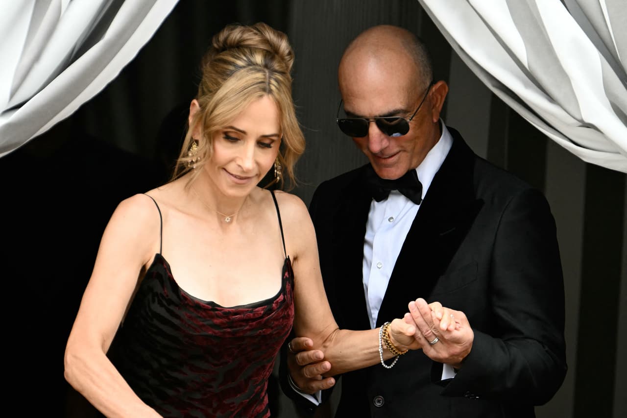 <b>Lisa Bezos y Mark Bezos,</b> medio hermano de Jeff Bezos, salen del Hotel Aman en el día de la boda de Jeff Bezos con Lauren Sánchez en Venecia.