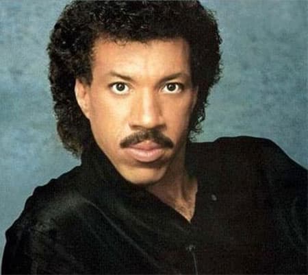 El 26 de febrero se llevaba a cabo la entrega número 27 de los 'Grammy Awards', en donde Lionel Richie se ganaba la presea por ‘Álbum del año’ gracias a ‘Can't Slow Down'.