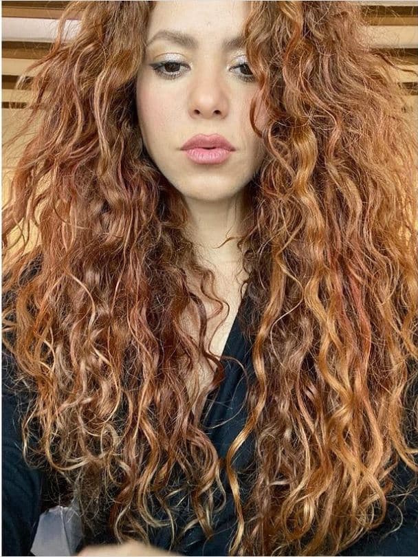 Shakira cabello natural