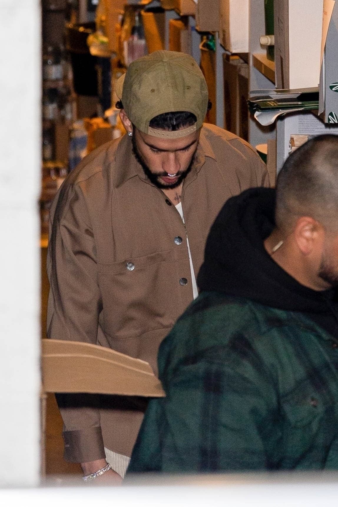 Benito Antonio Martínez Ocasio, nombre real del cantante, no quiso posar para las cámaras y se dispuso a seguir a sus guardaespaldas que lo guiaron hasta donde ya lo esperaban.