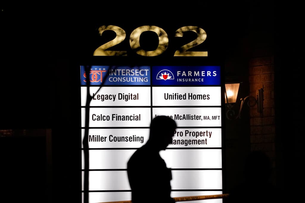 No se sabe en cuál de los negocios del lugar ocurrió el tiroteo, que pudo haberse extendido por las dos plantas del edificio, que alberga una oficina de seguros, otra de servicios legales, una empresa de consultoría financiera y una tienda de reparación de teléfonos, entre otros negocios.