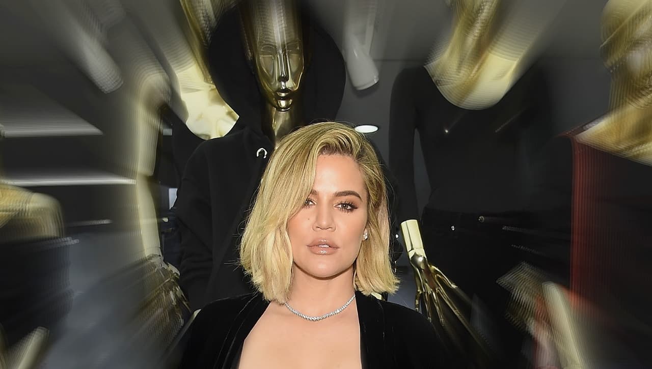 Según varias publicaciones, Kardashian, de 33 años, está viviendo sola en la casa de Thompson en Cleveland, mientras que él duerme en un hotel expulsado de su hogar por la furia de la celebridad.