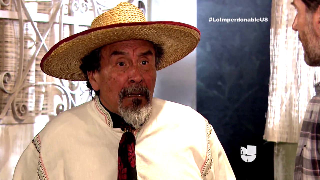 Mientras cenaban, don Crescencio llegó desesperado buscando a Ana Perla.