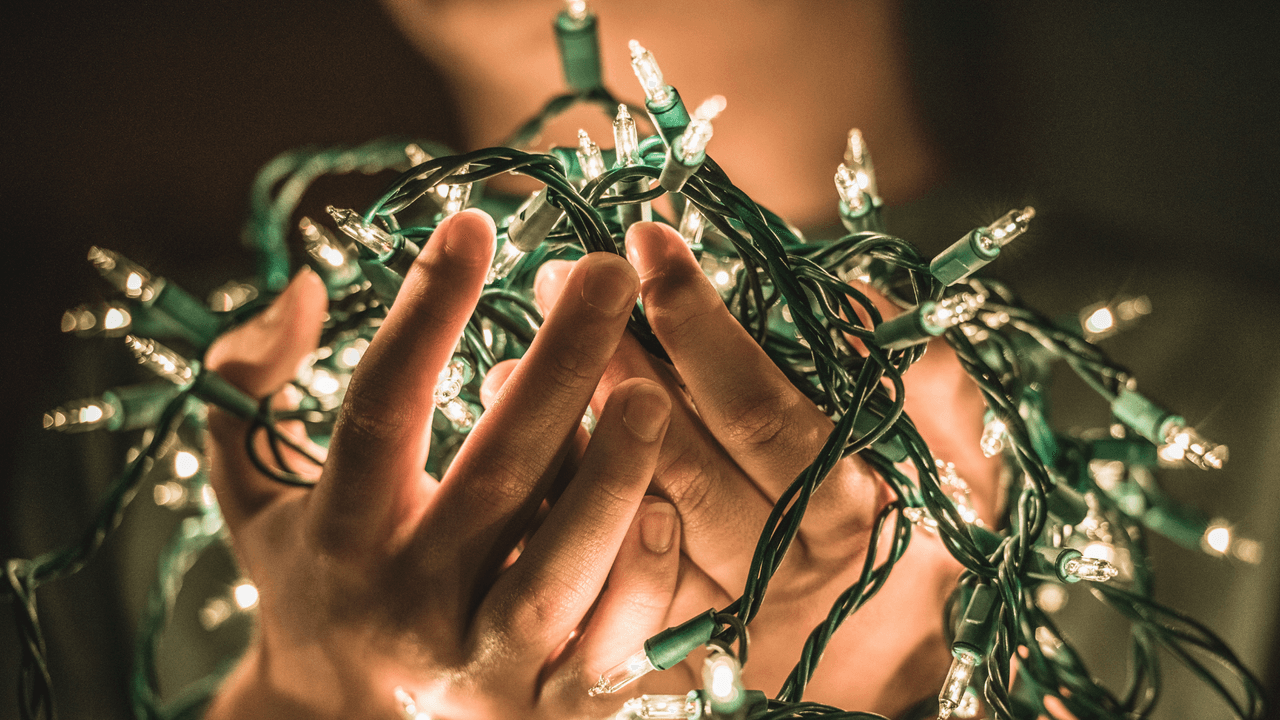 Revisa y reemplaza las series de luces que tengan cables gastados o rotos. Lee las recomendaciones sobre cuántas luces puedes conectar en serie para evitar sobrecargas y cortos.
<br>