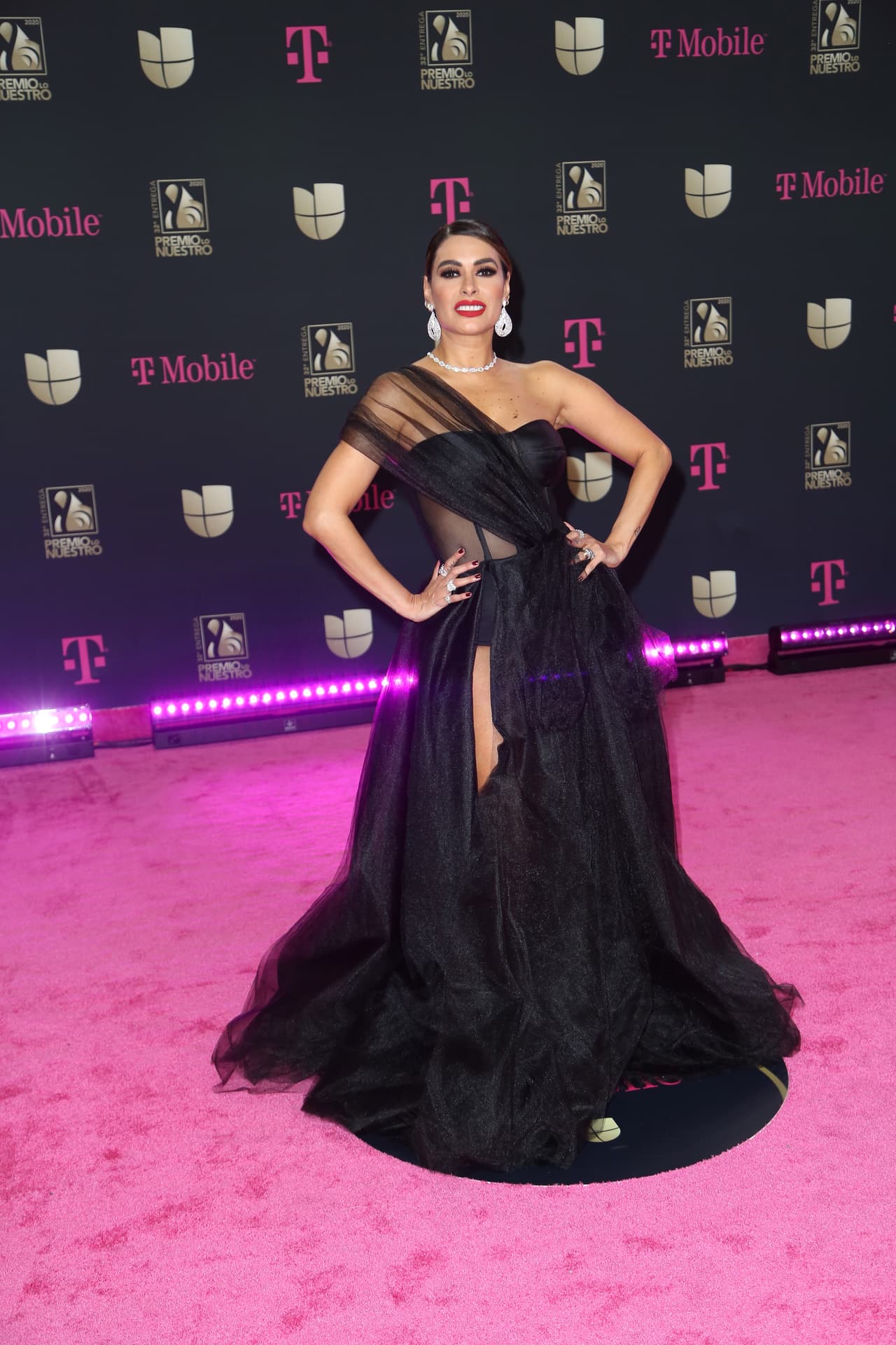 Sin duda su paso por la alfombra será de los más comentados, se espera que la conductora desfile con los mejores looks de la noche.