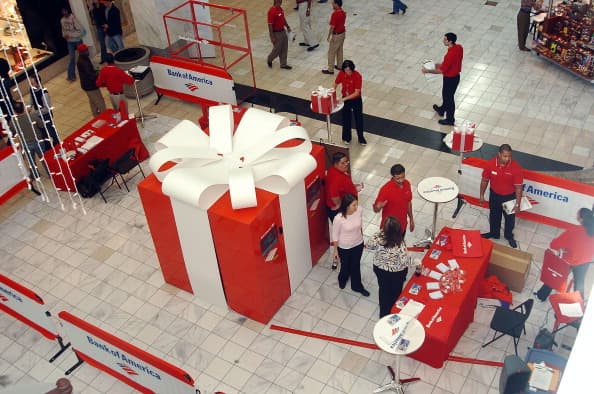 <b>Acceso al crédito:</b> Cualquier persona puede tener acceso a una tarjeta de crédito en Estados Unidos. Hay que entender el sistema para no caer víctima de las deudas sino mejorar tu calidad de vida adquiriendo lo esencial para tu familia.