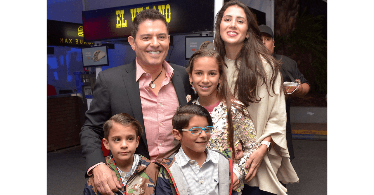 Ernesto Laguardia con sus hijos y esposa