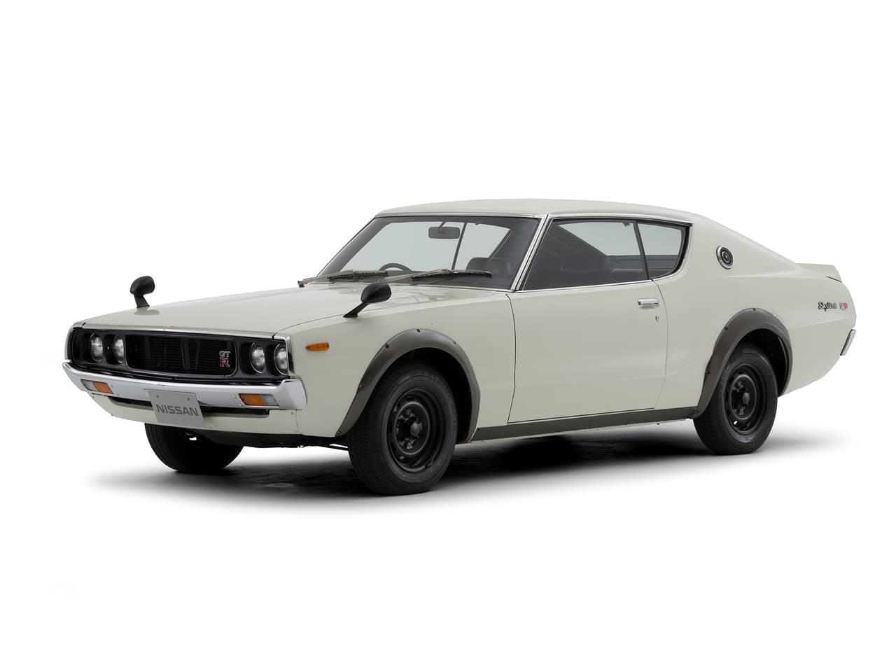 La segunda generación, el KPGC110, fue presentada durante el Motor Show de Tokyo del ‘72. Este también fue diseñado por Sakurai. Contaba con el mismo motor S20 y transmisión manual de 5 velocidades. Esta vez solo como coupé con estilo de fastback americano y con frenos de disco en las 4 ruedas. (Foto: Skyline 2000GT-R 1973 KPGC110)