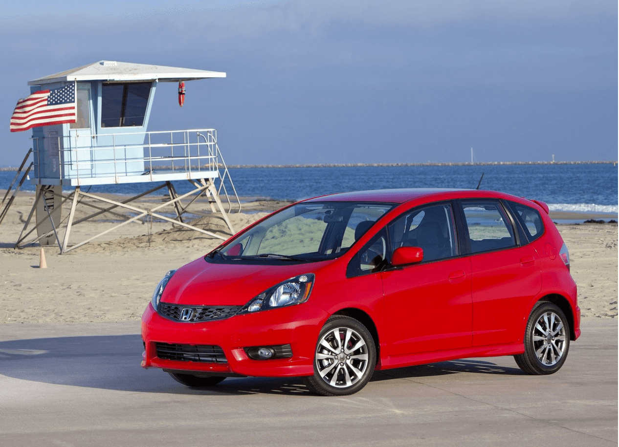<b>Sub-compacto Honda Fit</b>: 
<br>El Honda Fit ofrece una combinación de diseño decente con funcionalidad y espacio interior excepcionales que hacen de él el mejor auto sub-compacto disponible en el mercado americano estadounidense, algo que es verdad incluso para los modelos nuevos de hoy en día. Los sub-compactos son un segmento del mercado que está creciendo y donde muchas familias consiguen un medio de transporte económico y funcional. 
<br>
<br>Modelos de los años 2012 a 2013 con cerca de 50,000 millas de uso puede ser conseguidos por, o debajo de, nuestro límite de 10,000 dólares.
<br>
<br>En la imagen el 
<b>Honda Fit 2012</b>