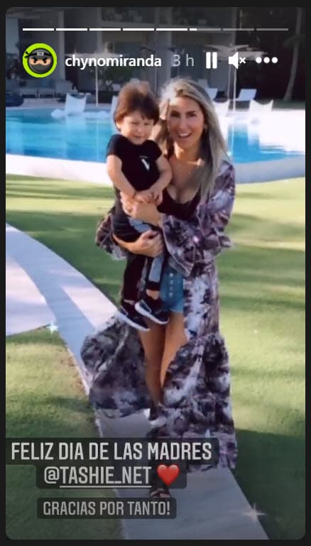 El cantante 
<b>Chyno Miranda</b> publicó esta foto con 
<b><a href="https://www.univision.com/famosos/ya-nacio-el-hijo-de-chyno-miranda-y-natasha-araos-y-no-son-los-unicos-famosos-en-haber-recibido-a-la-ciguena-fotos" target="_blank">su esposa Natasha Araos y su hijo Lucca. </a></b>