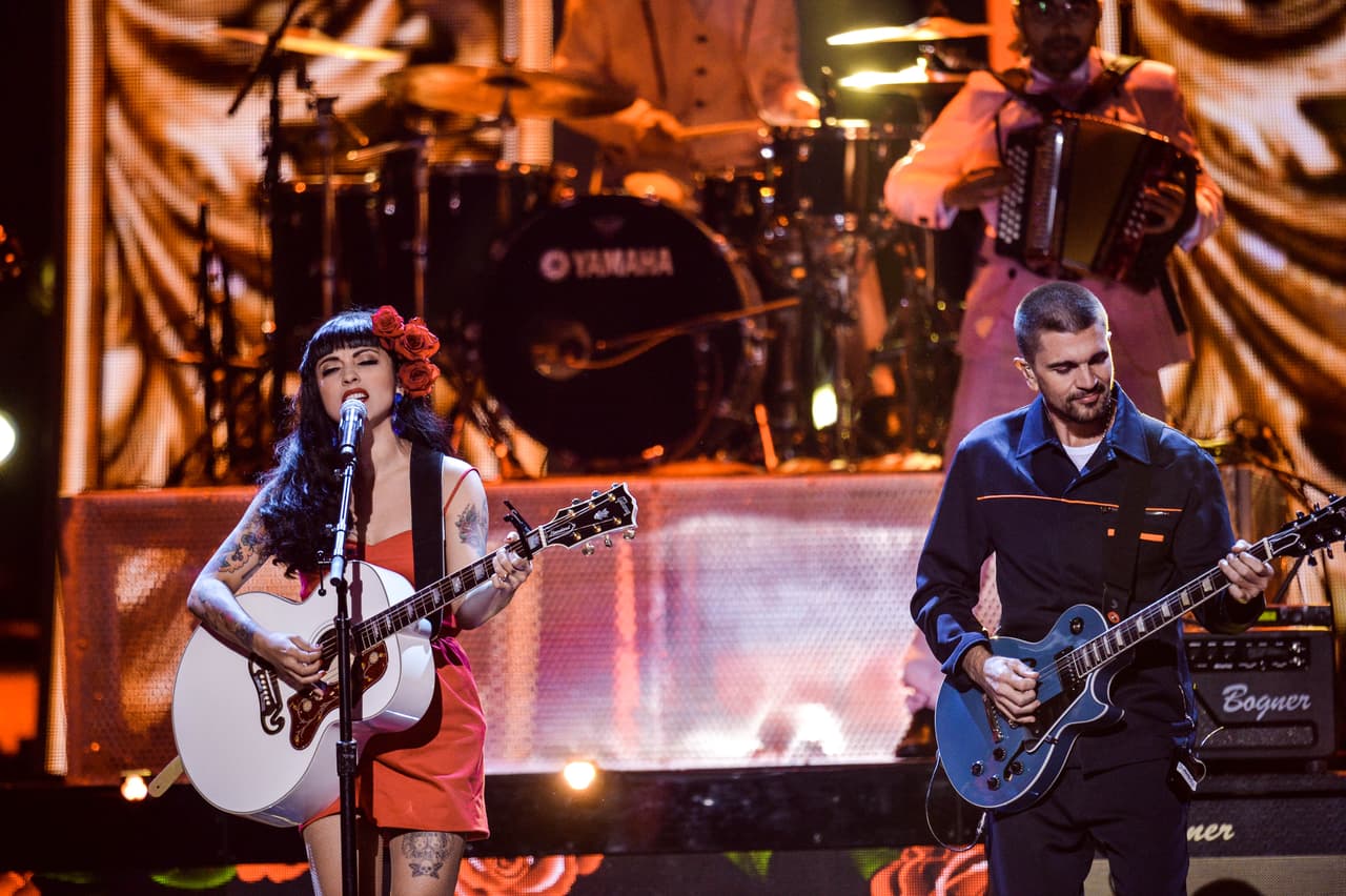 Y enseguida estuvo acompañada en el escenario por Juanes.