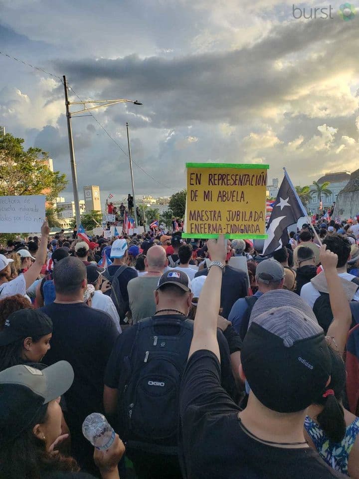 "En representación de mi abuela: Maestra jubilada, enferma, indignada".