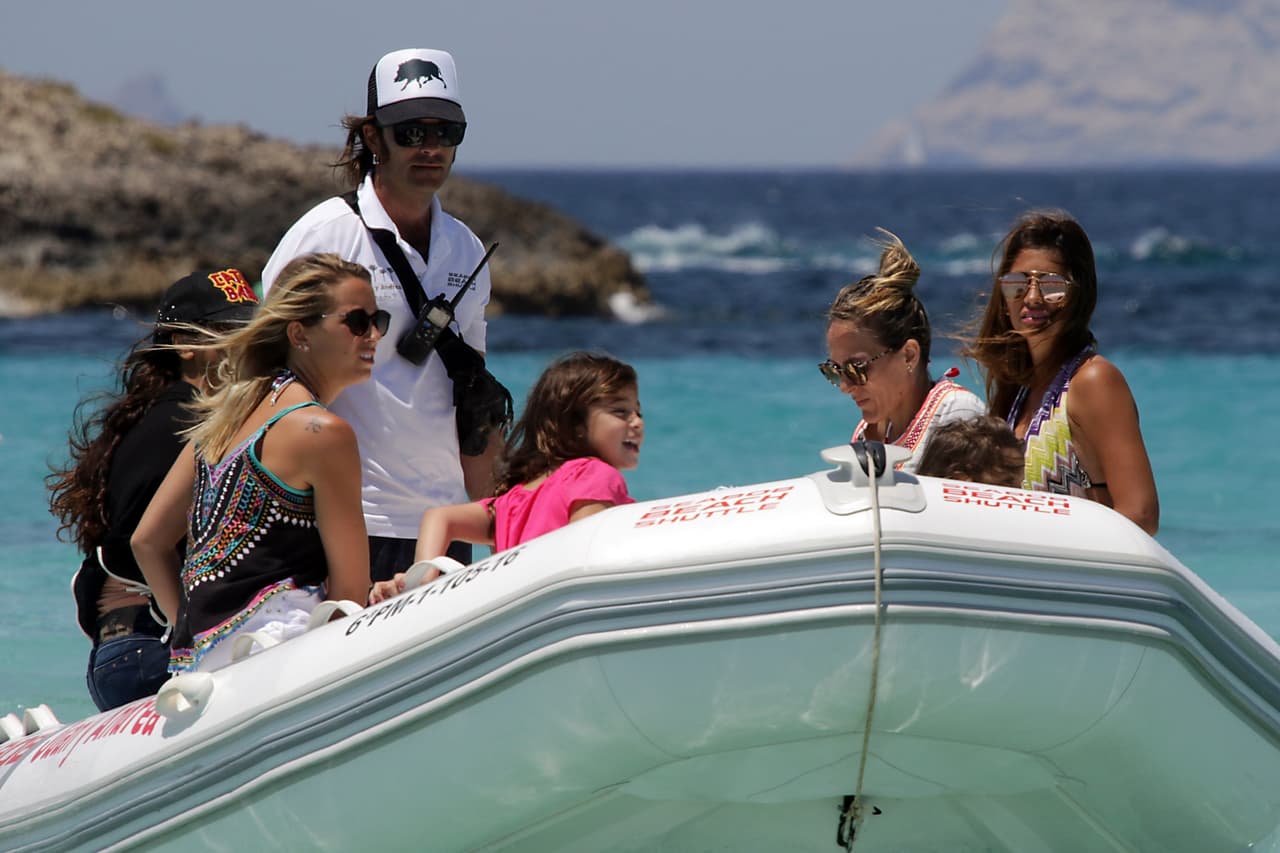 Los colegas de Messi, el uruguayo Luis Suárez, el español Cesc Fábregas y sus familias, también acompañaron a la pareja en el paseo.