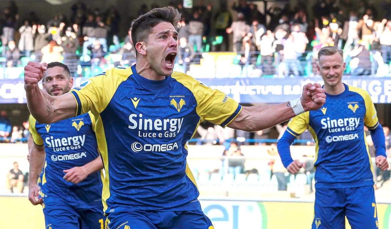 Gio Simeone le dio el triunfo a Verona con un hat-trick ante Venezia, quien sólo anotó un tanto en la J27 en la Serie A. David Okereke anotó el único tanto para el equipo contrario al 81'.